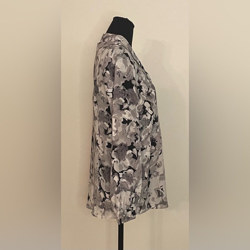 Isaac Mizrahi Live Womens XS Gray Floral Tie Neck Pleated Long Sleeve Blouse - Picture 3 of 6